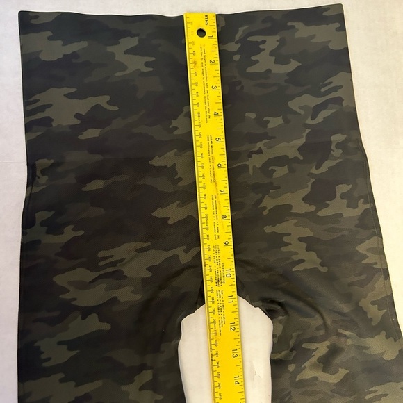 SPANX Green and Black camo Leggings with Form-Fitting Stretch Sz-L. T14 - Picture 11 of 12